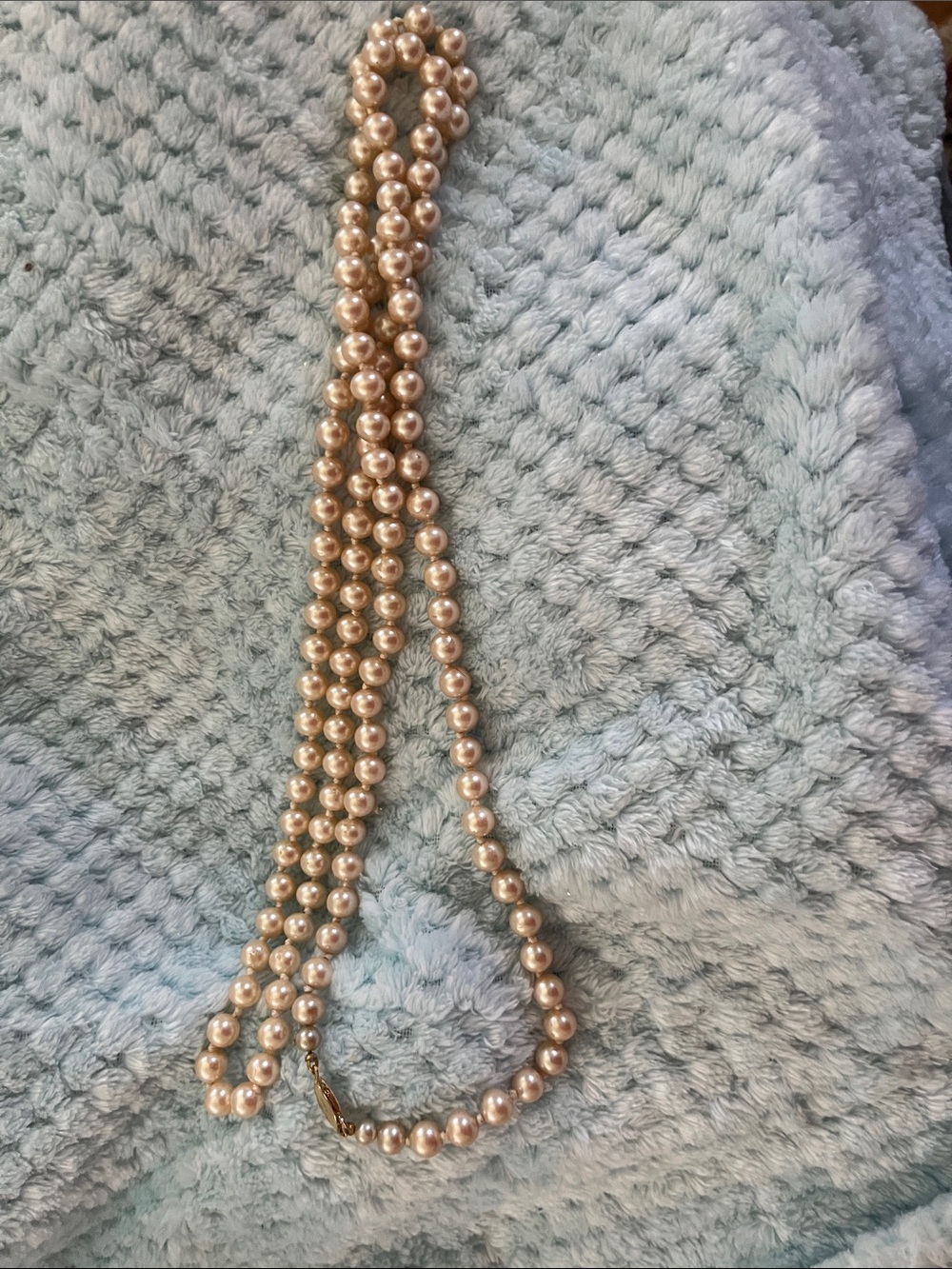 Classic Pink Pearl Strand Necklace - Elegant Women's JewelryLong strand of pearl